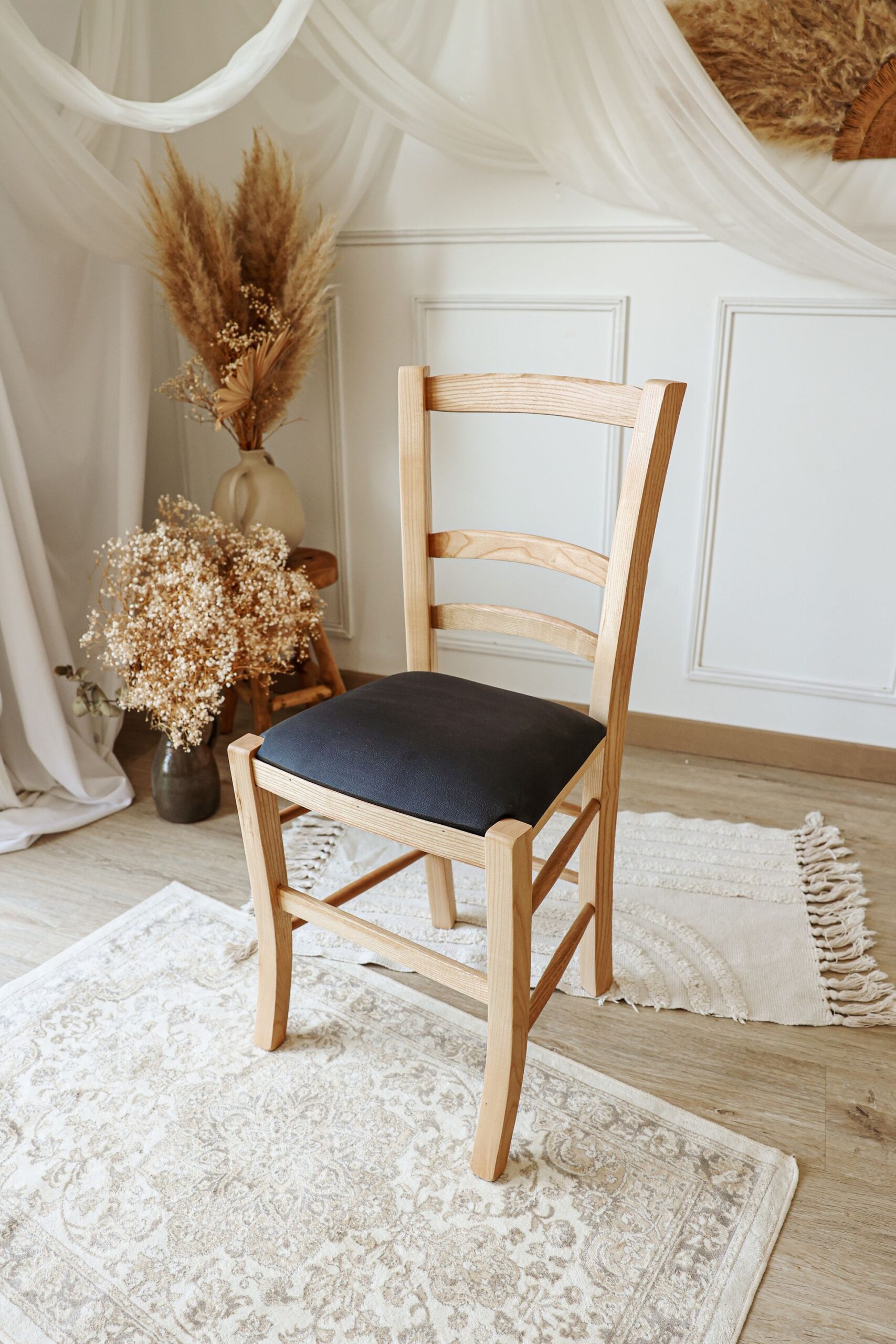 Chaise de cuisine artisanale en frêne avec assise en similicuir sombre