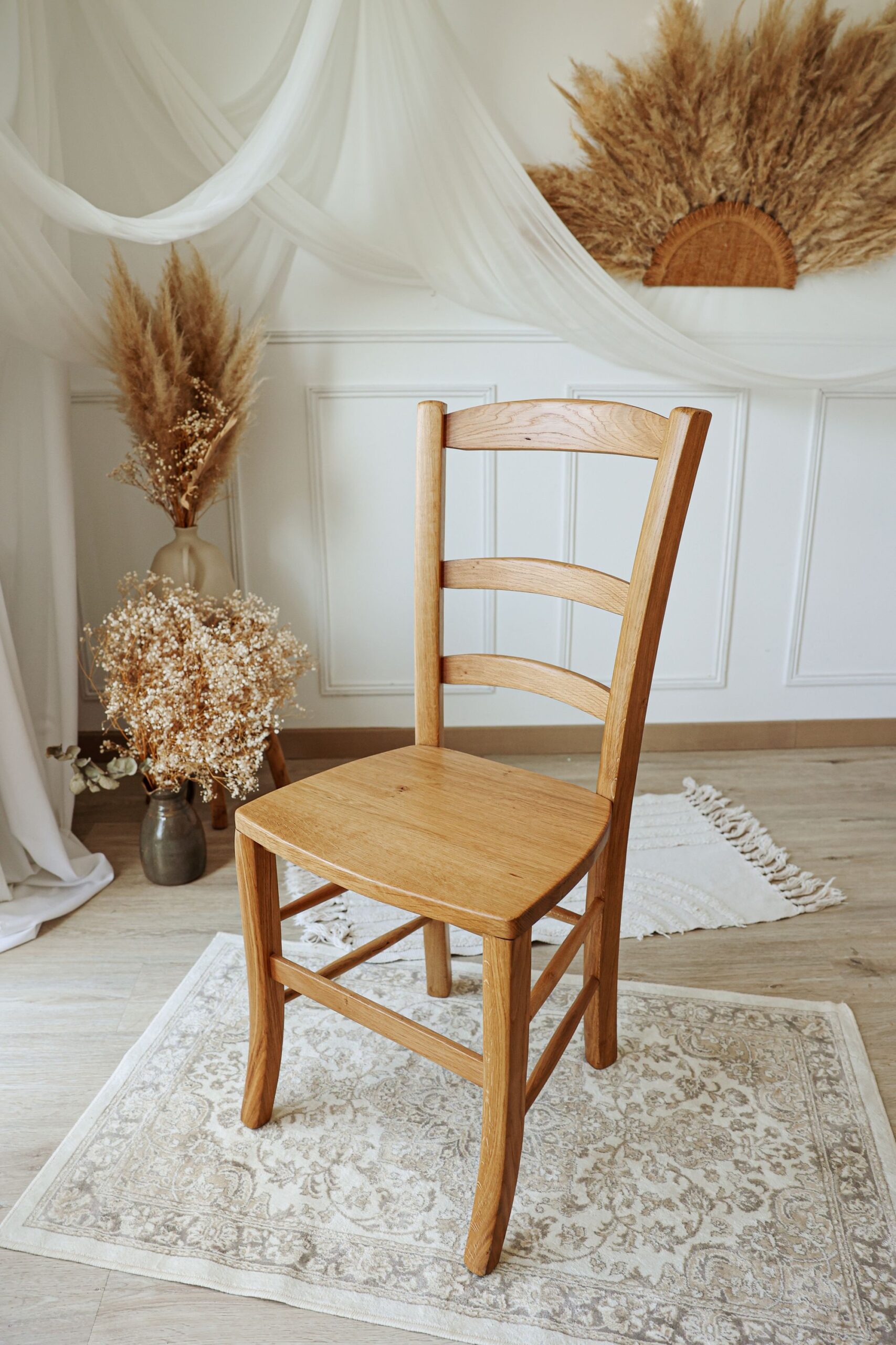 Chaise paysanne artisanale en chêne, assise bois, dans un intérieur clair