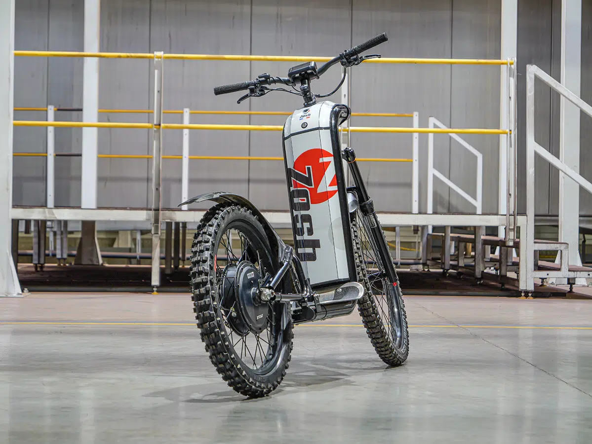 Trottinette électrique Zosh Sport 450 photographiée dans un hall industriel