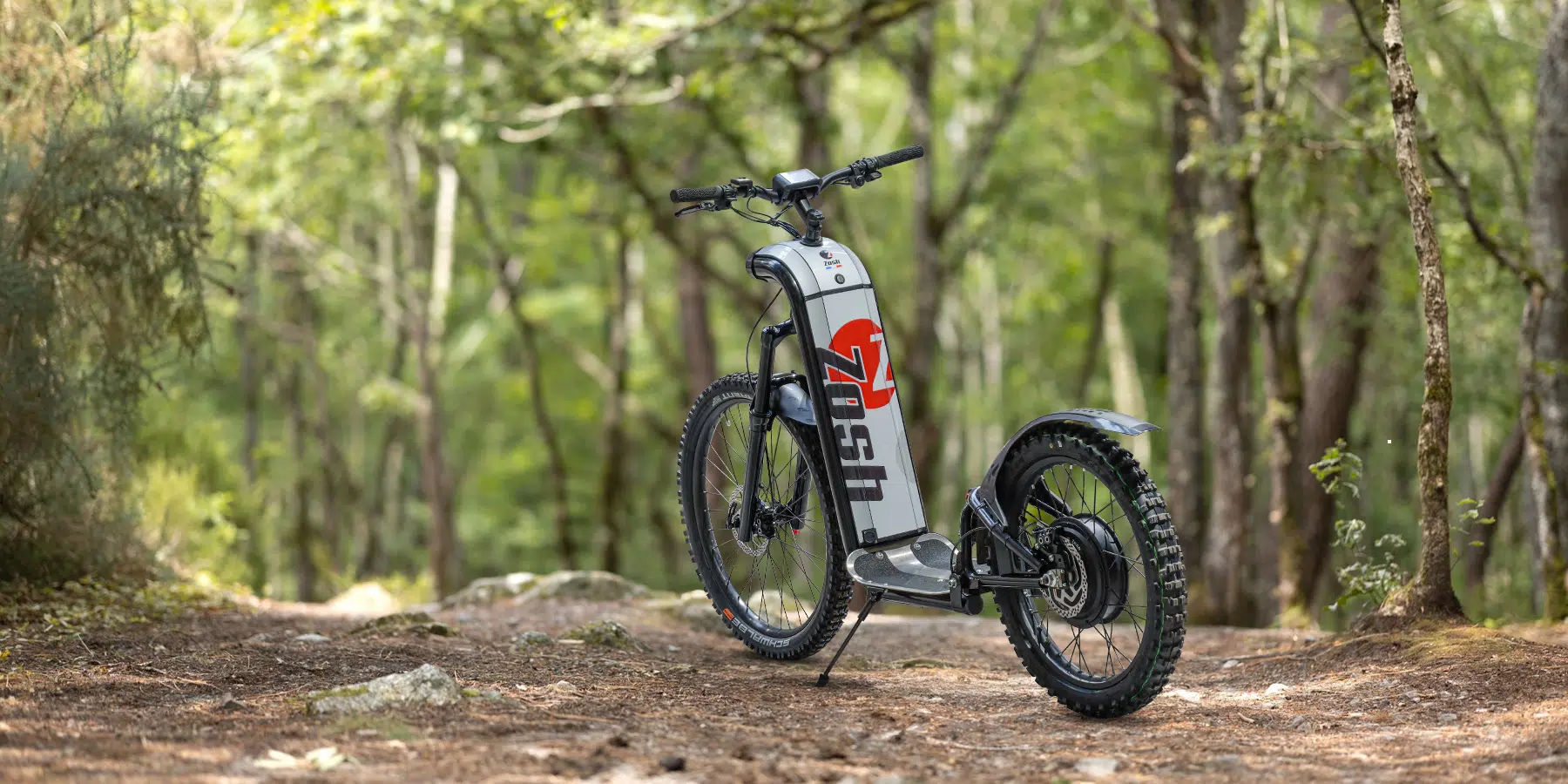 Trottinette électrique Zosh Sport posée sur un chemin forestier en sous-bois